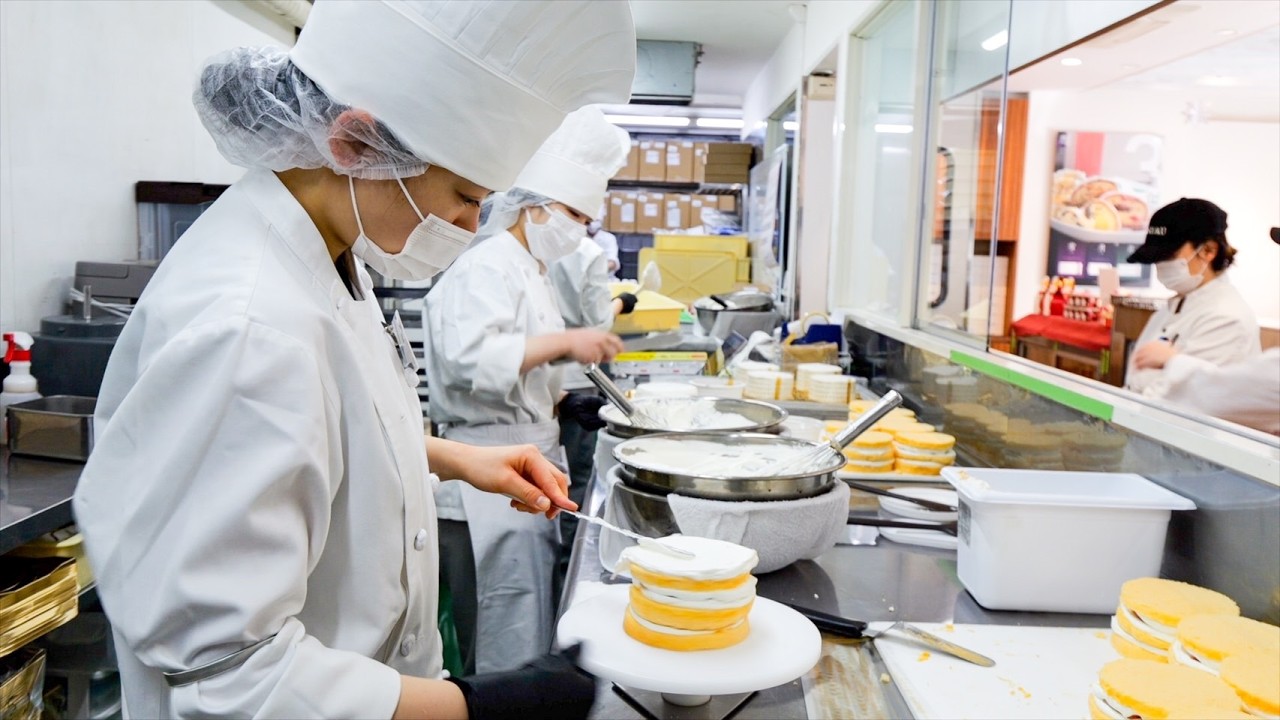 5000個以上のクリスマスケーキ作りに奮闘するパティシエ達の1日に密着