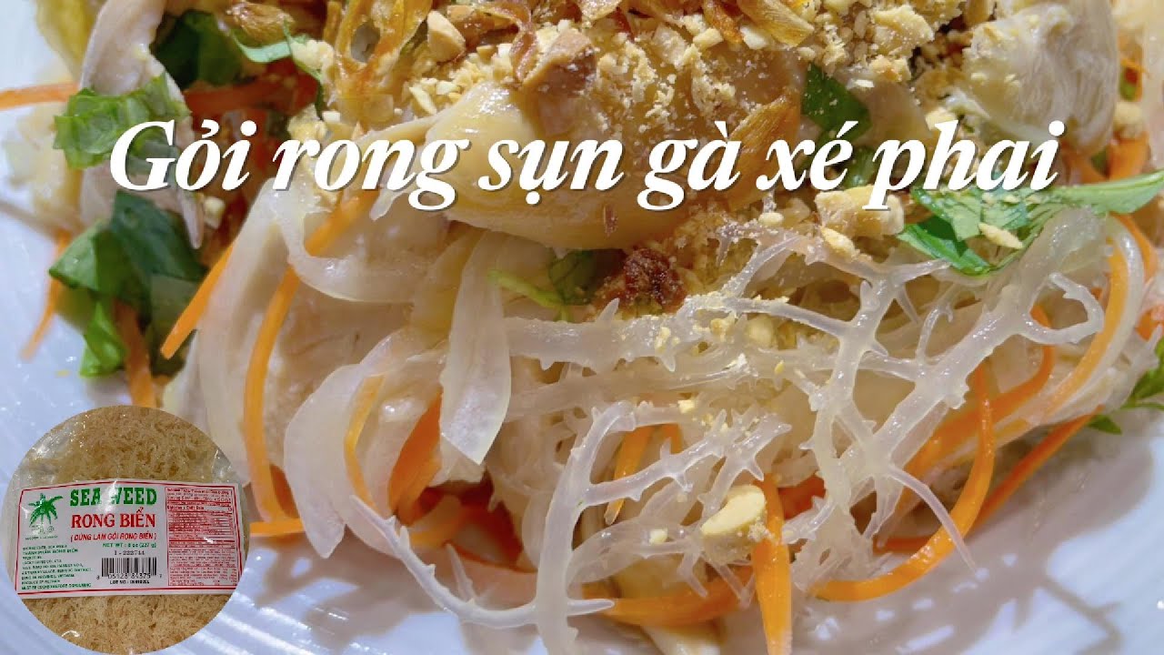 Салат из морских водорослей с измельченной курицей.