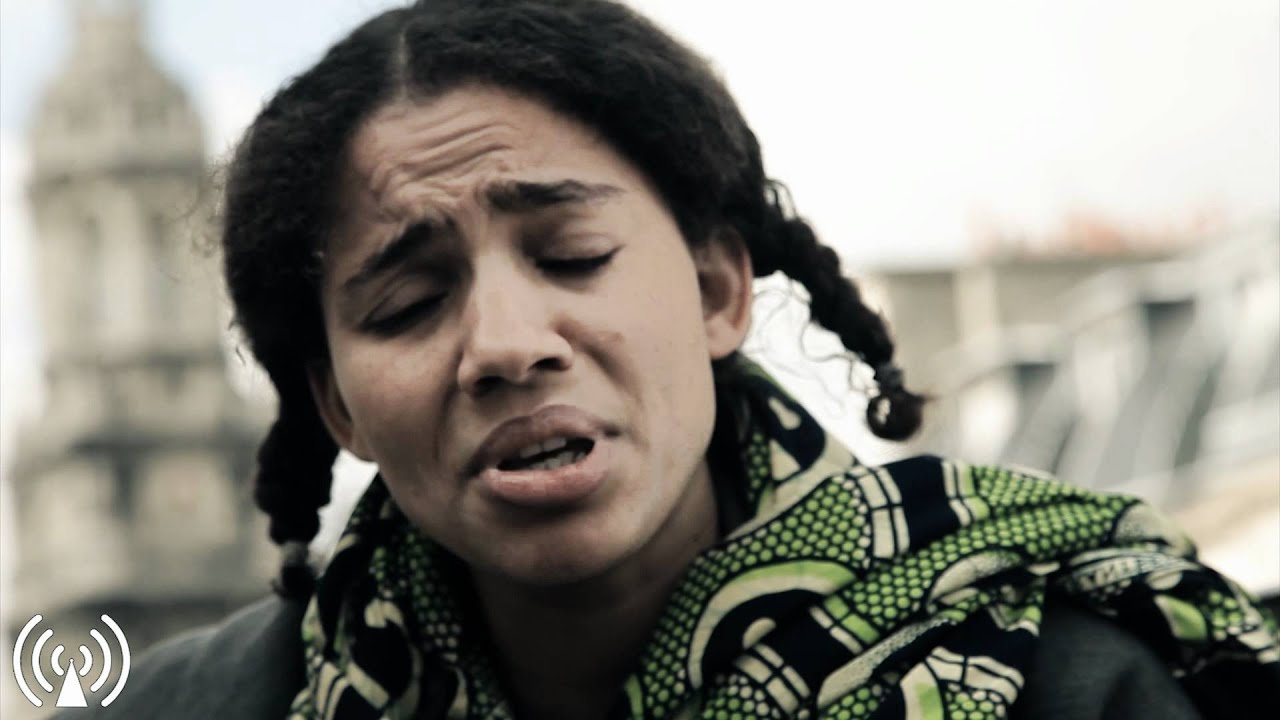 Nneka plays My home unplugged in Paris