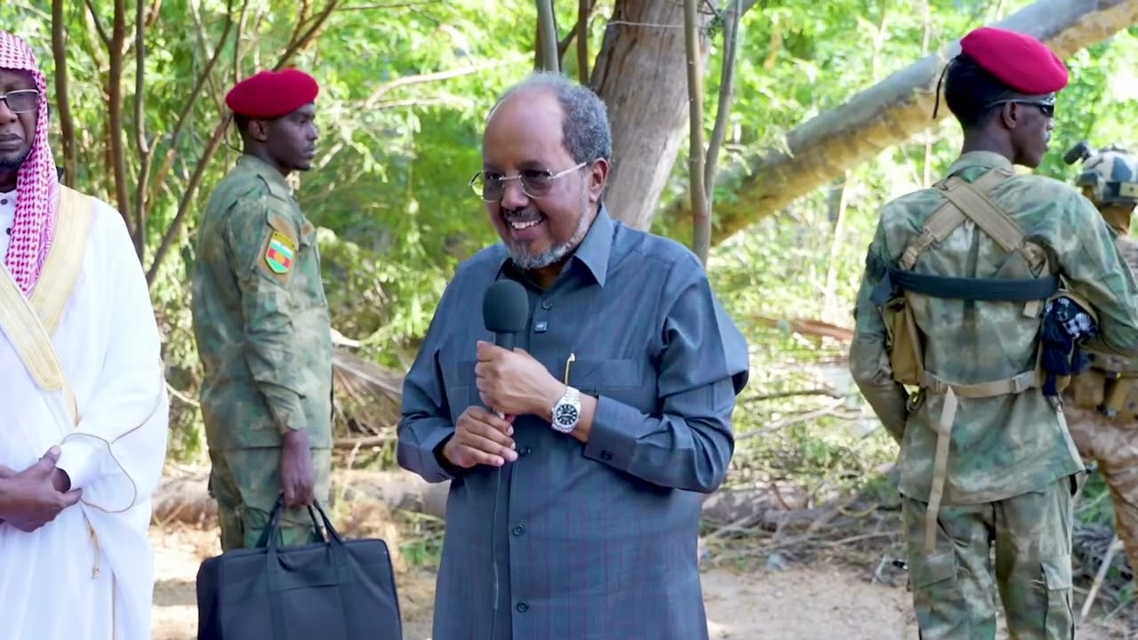 DEG DEG Madaxweyne Xasan Sheekh oo boqolaal kamid Ciidanka Qaranka kula tukaday Gandarshe.
