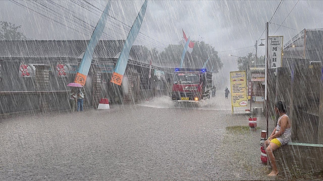 The biggest extreme rainstorm in an Asian village, extreme heavy rain flooded all the village roads