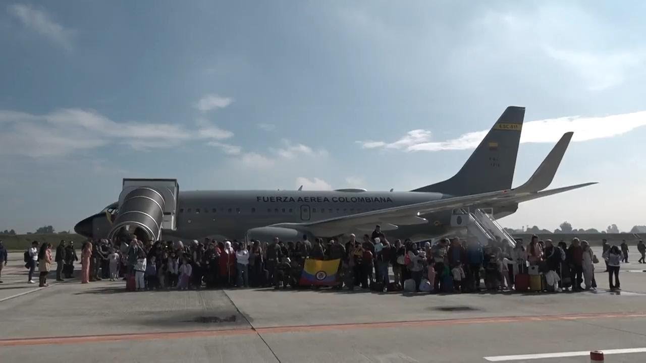 More than 100 Colombians return home on humanitarian flight from Lebanon