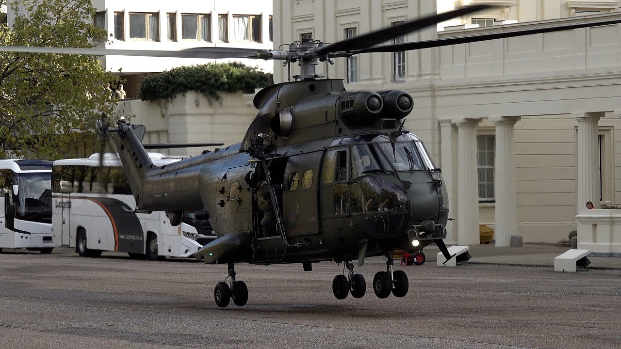 Two military helicopters landing in London 🚁 🪖