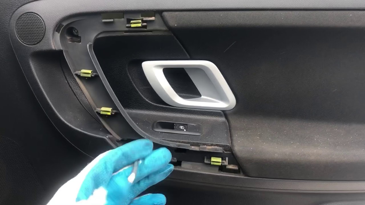 Как снять обшивку двери Skoda Roomster