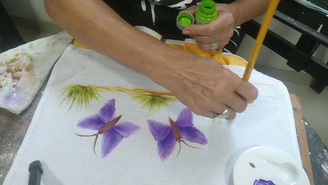 Como pintar borboleta com esponja no tecido