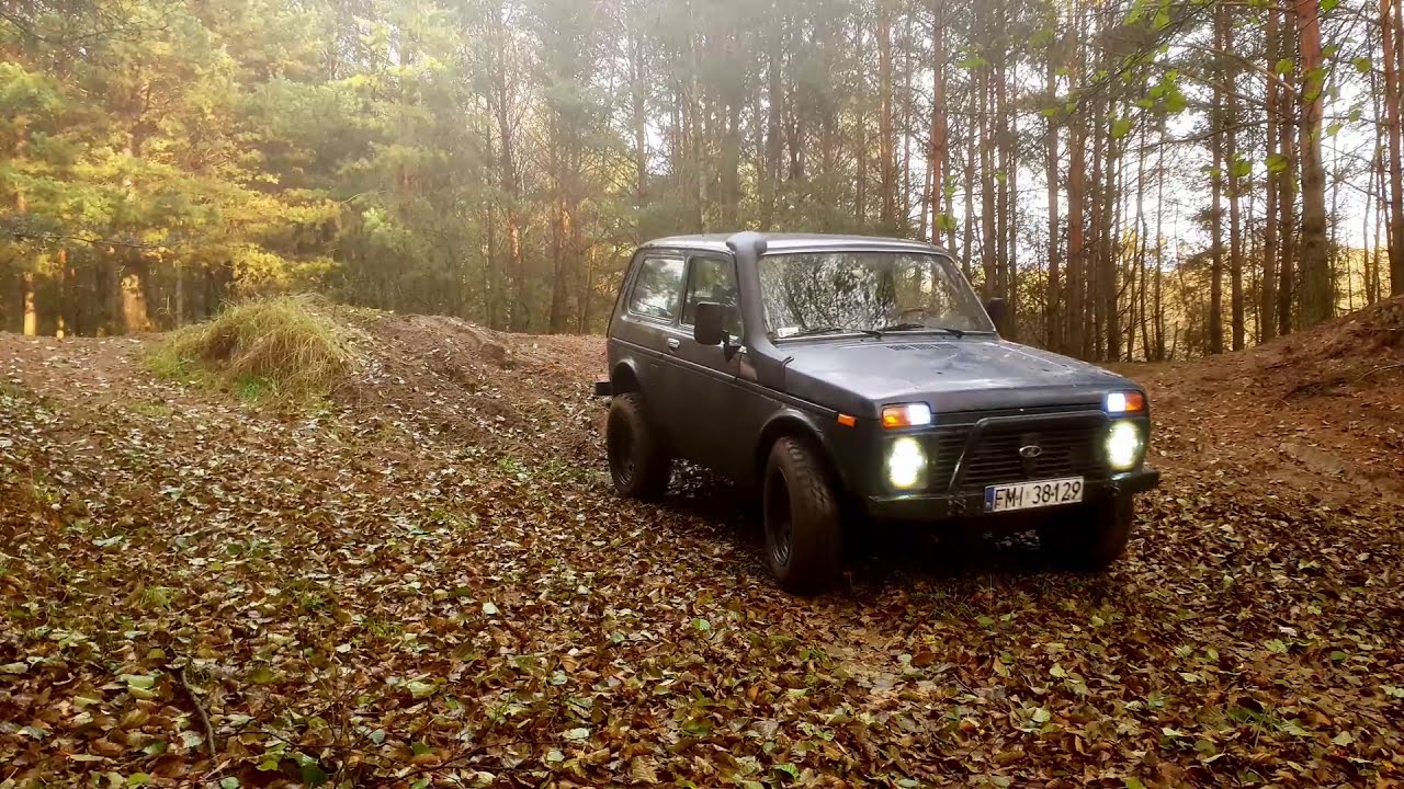 Lada Niva 4x4 1.9TD, jesienne popołudnie w terenie.