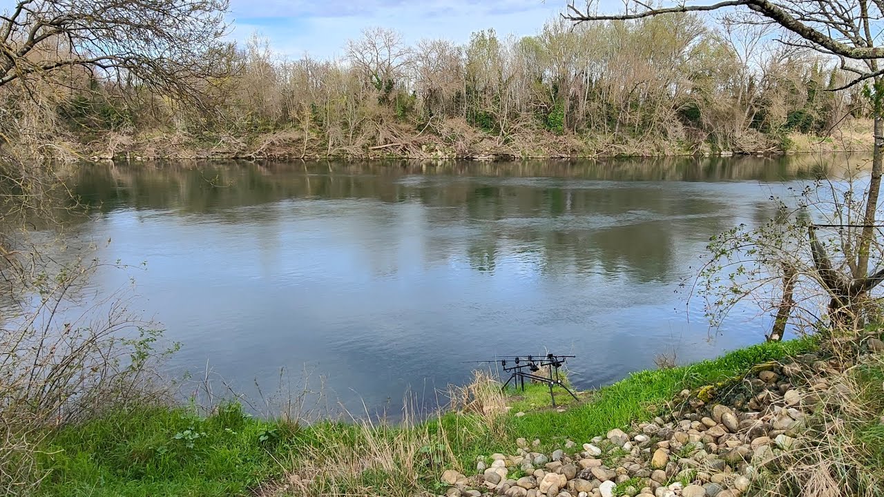 Session rivière difficile avec un fort courant.