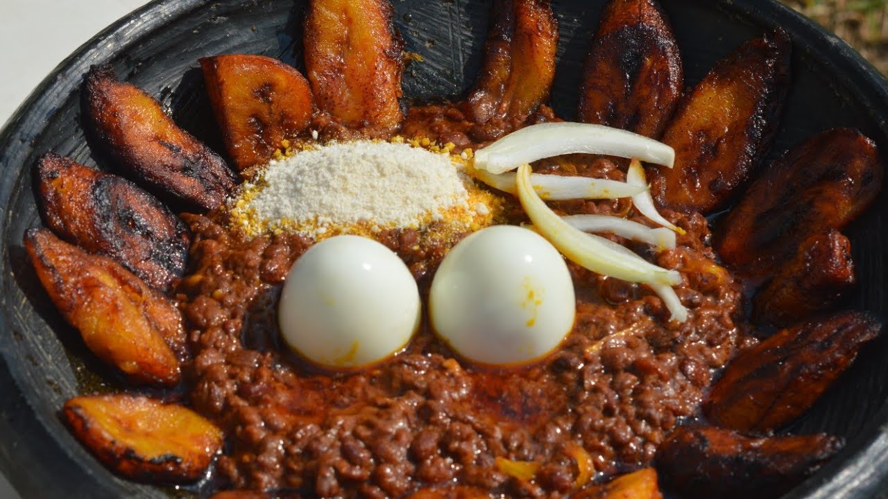Ghanaian Chef Prepares His Special Beans with Fried Plantain Recipe . Mouthwatering ☺