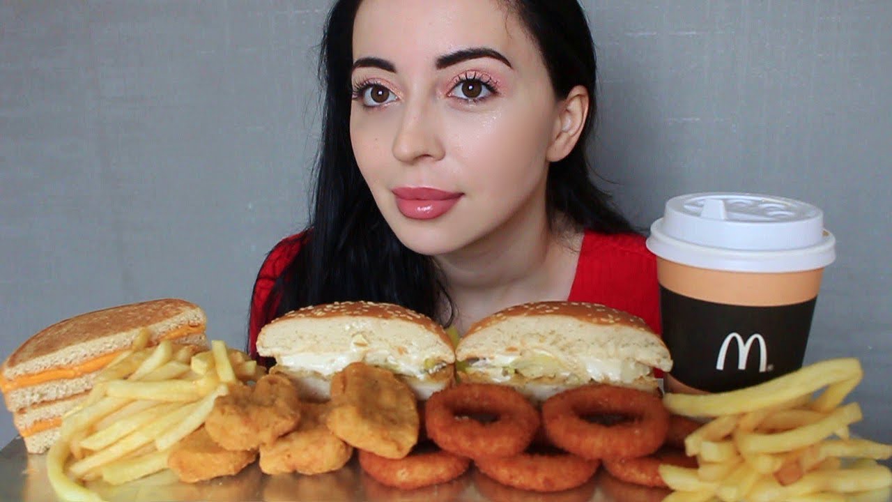 ЖДЁМ ТАБУРЕТКИ МЕСЯЦ / Mcdonalds mukbang / Ayka Emilly