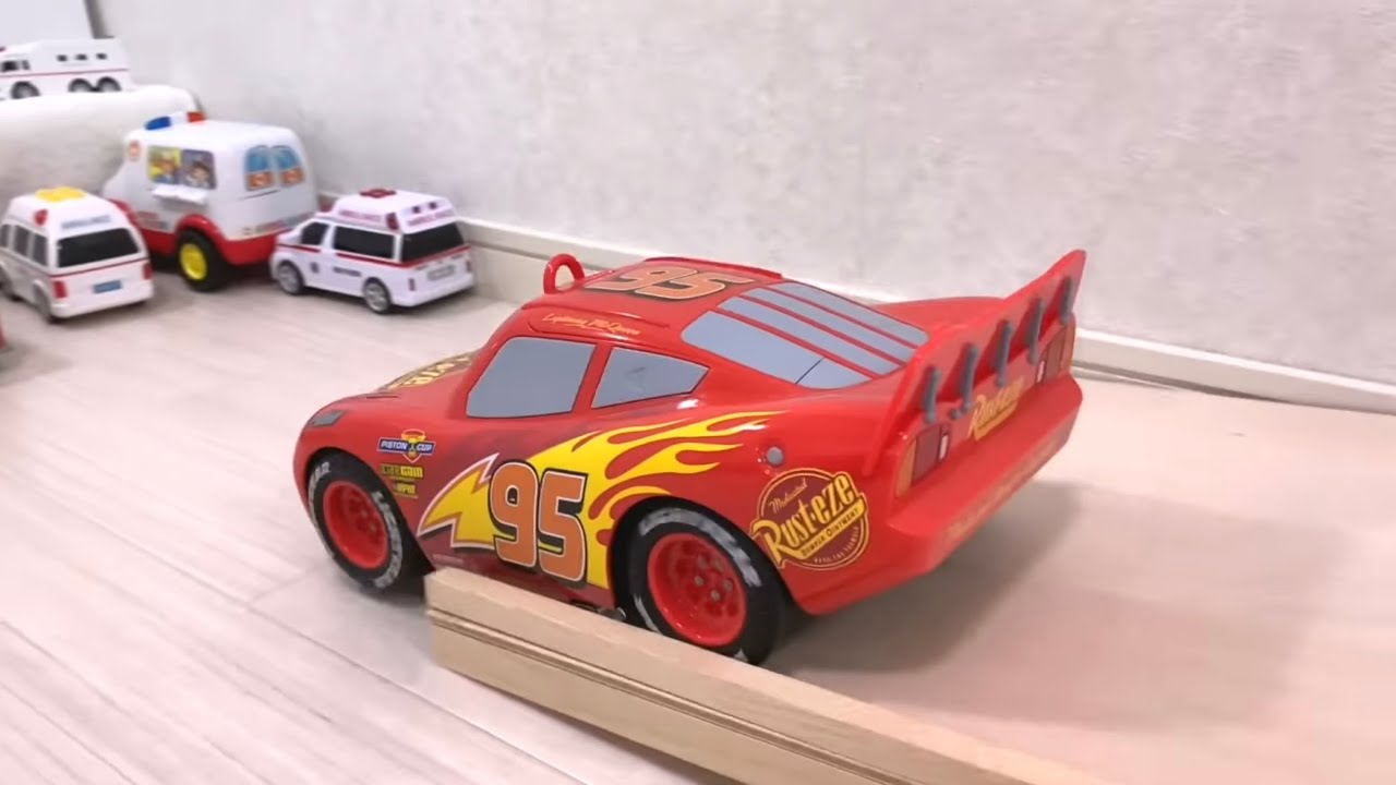 【ビュンビュン発進！】🚑光る救急ミニカー坂道を大爆走！Ambulance toy cars race down the slope!