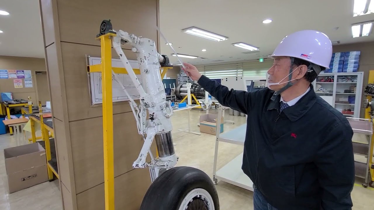 항공기 랜딩기어 스트러트 분해조립 작업