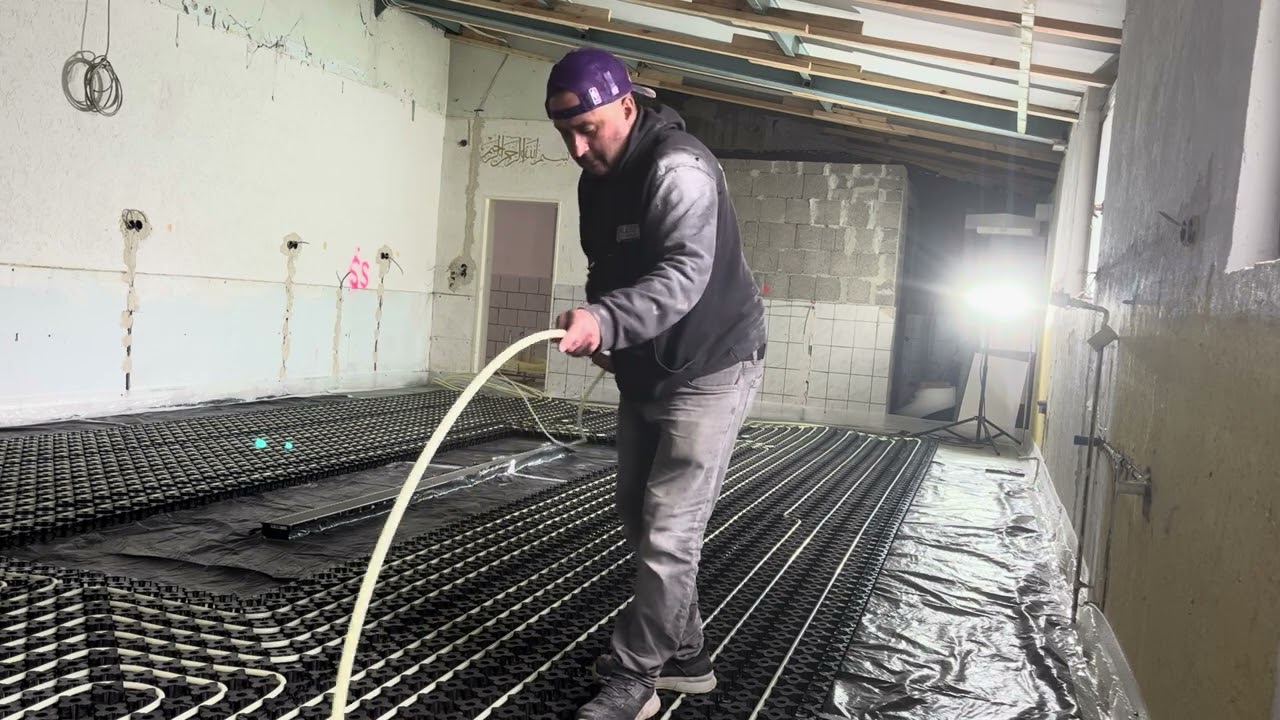 Verlegung der Heizungsrohre mit HoverPipe