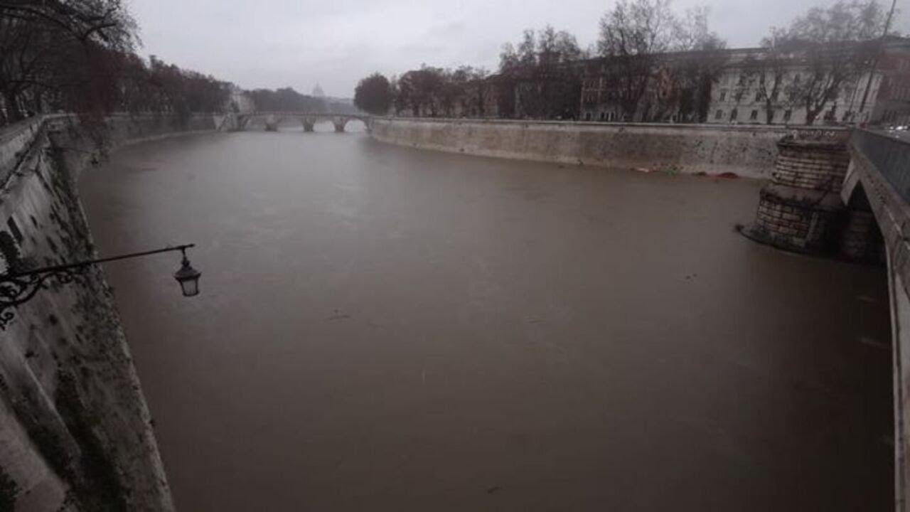 Pioggia record a Roma, il Tevere supera i 7 metri e copre le banchine