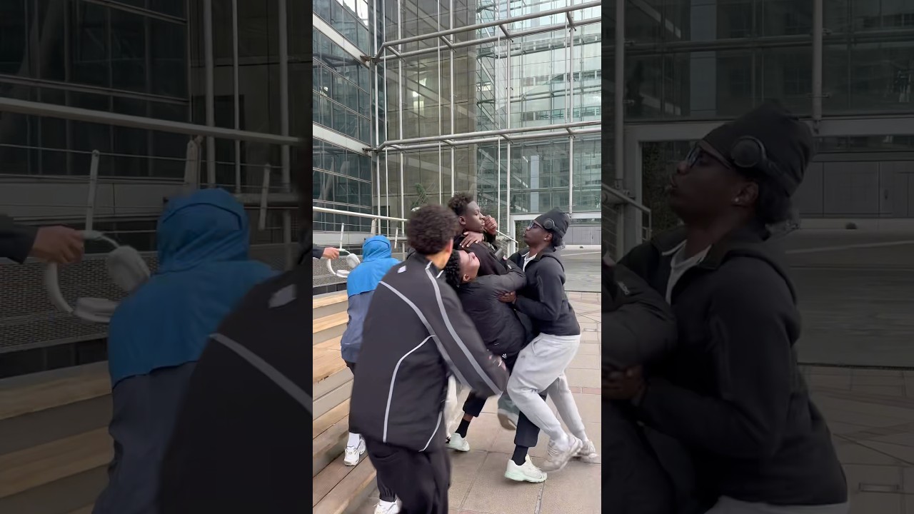 SE SORTIR D'UNE SITUATION CRITIQUE #youtubeshorts #drole #pourtoi #rire #sketch #shortvideo