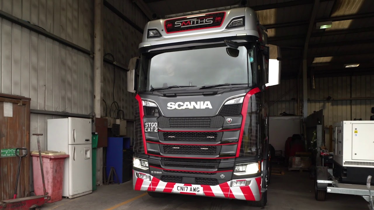 Heavy haulage with Smiths' V8 Scania S580