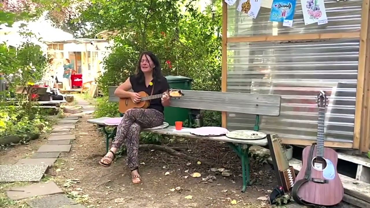 Das Lied vom Wohngebiet - Uta Desch solo und unplugged bei Gartenfest in OF