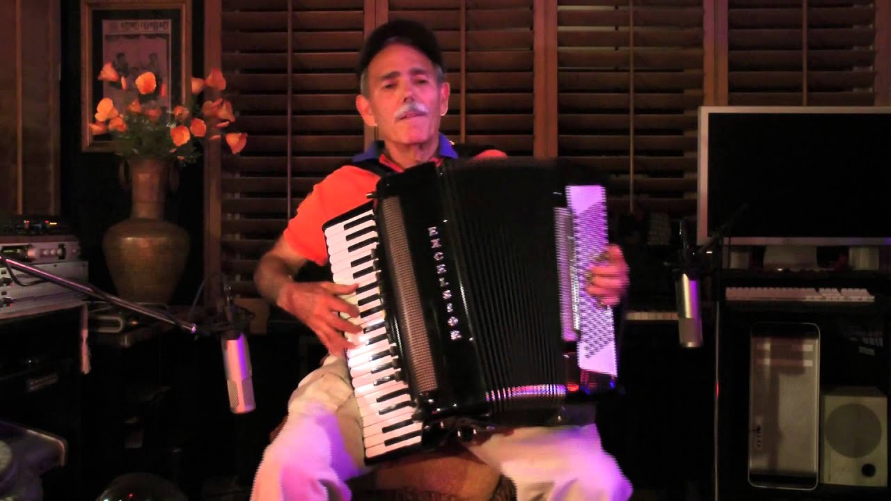 En er Mundo.  Acordeon