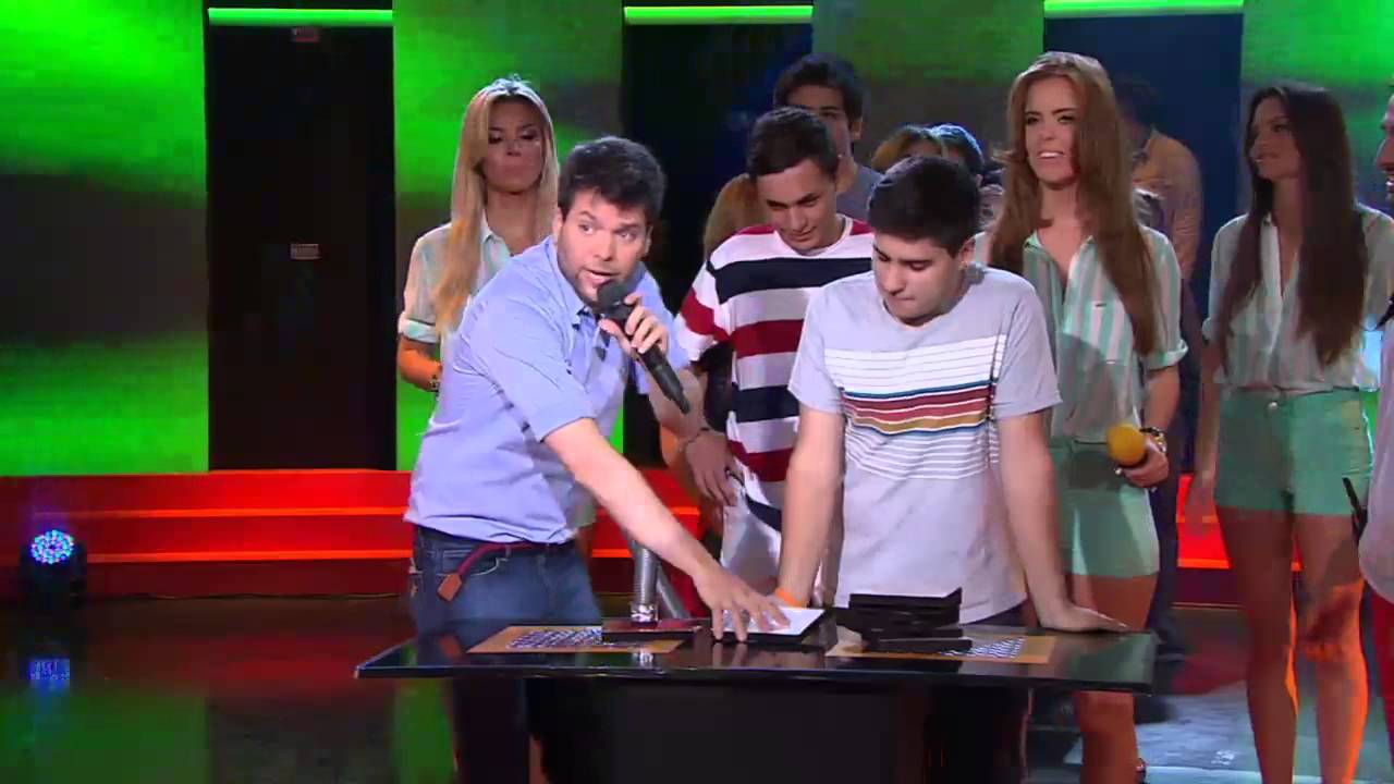 A todo o nada 2014 - Guido Kaczka le aspiró el cachete a Ailén Bechara