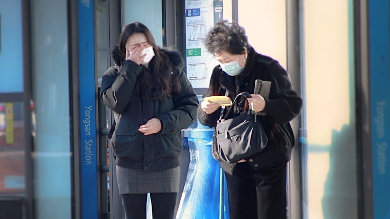 수능을 망친 여학생이 울고 있다면?