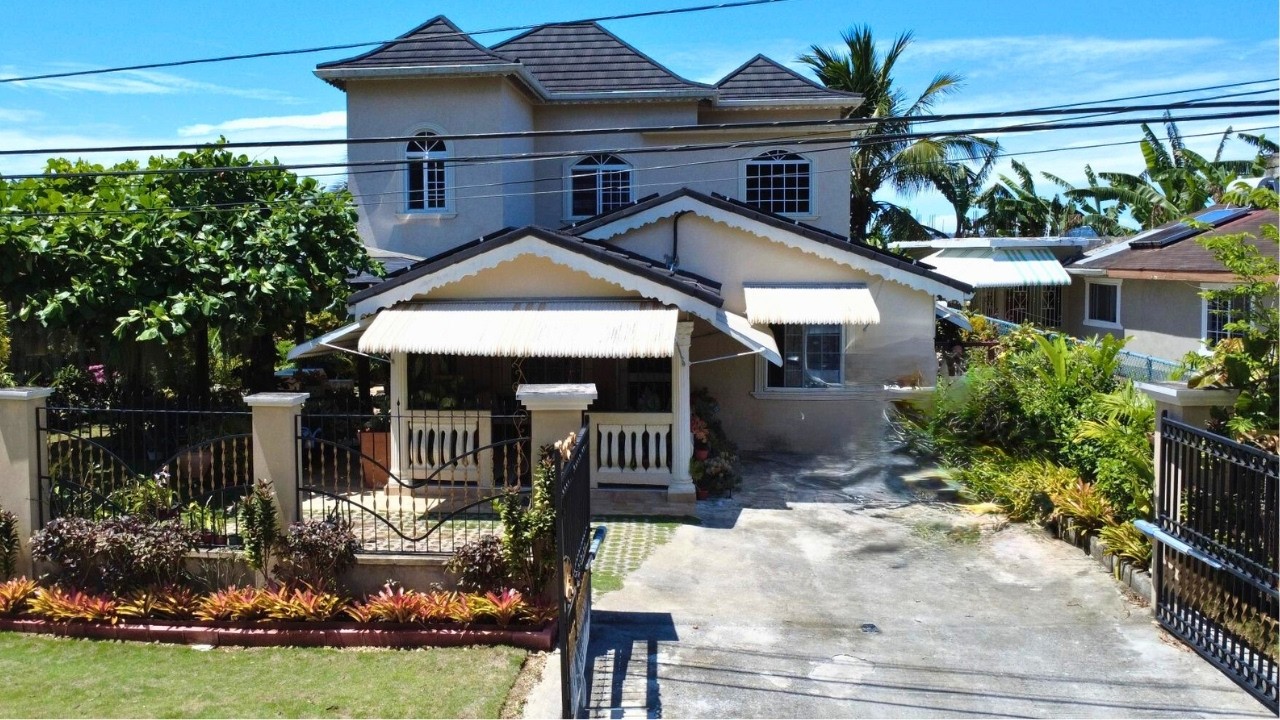 BEAUTIFULLY MAINTAINED 5 Bedroom 4 Bathroom House At Bogue Village, Montego Bay, Jamaica