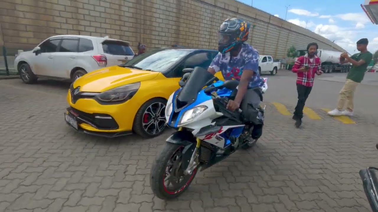 Мотоцикл BMW S1000RR терроризирует автомобили в Накуру (REVED UP NAKURU)
