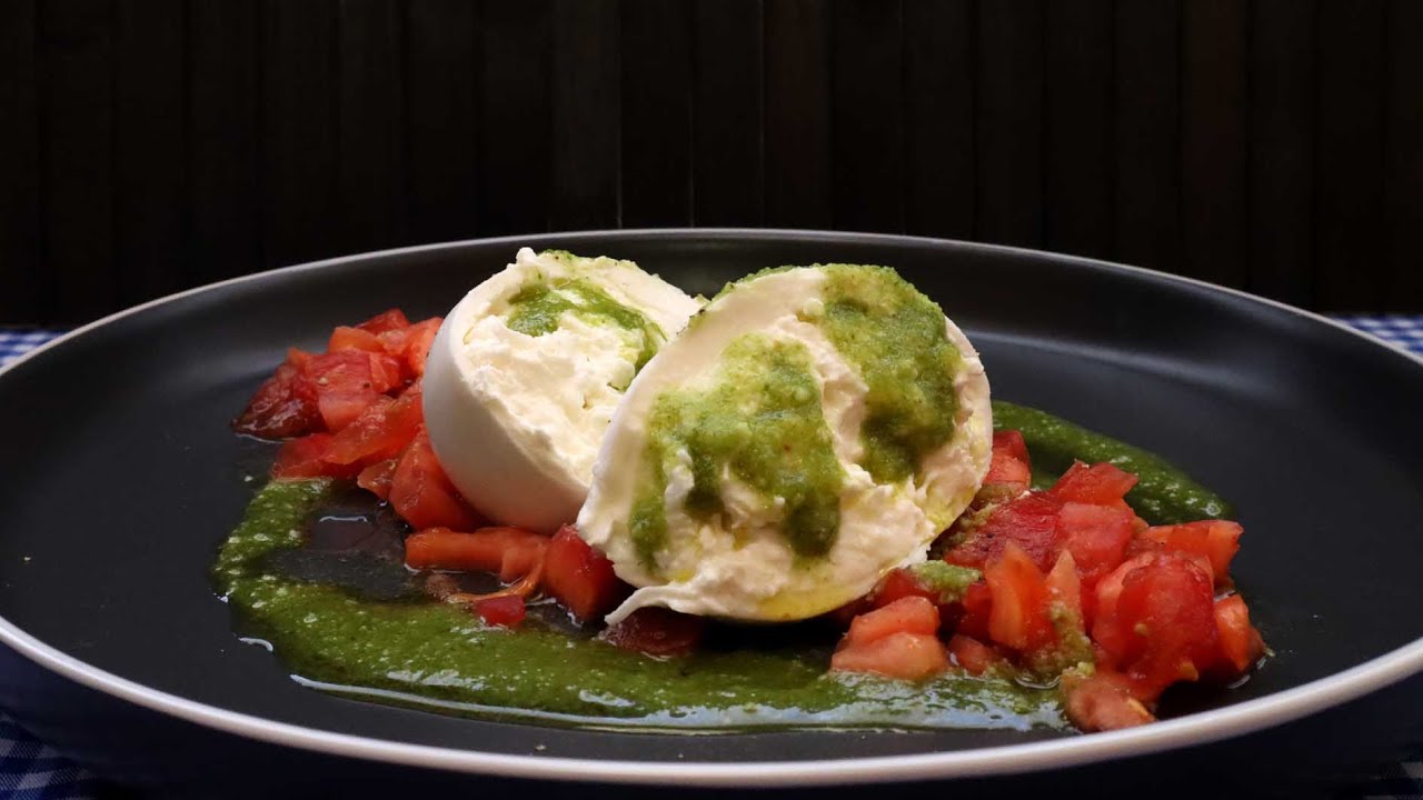 ENSALADA DE BURRATA CON SALSA PESTO Y TOMATE