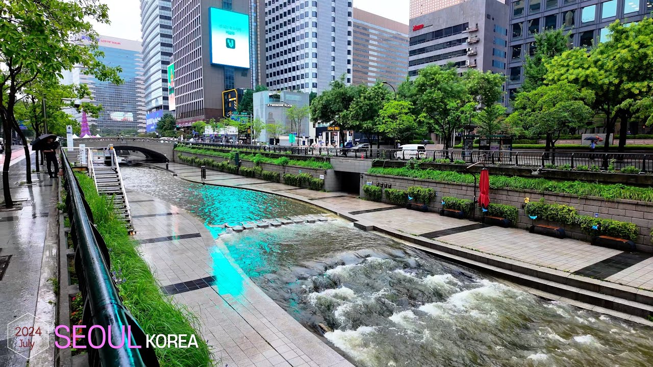 Cheonggyecheon Stream in Heavy Rain, from Myeongdong☔️ •[4k] Seoul, Korea