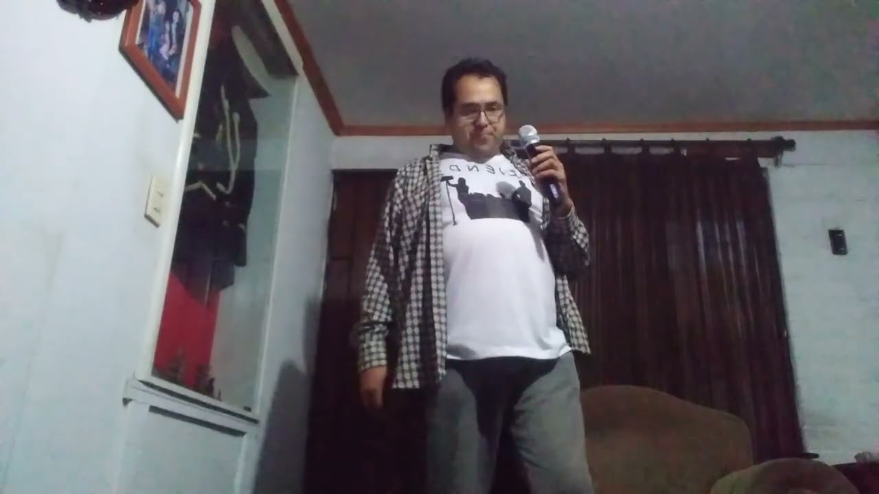 Luchojanobello cantando "Life On Mars", de David Bowie