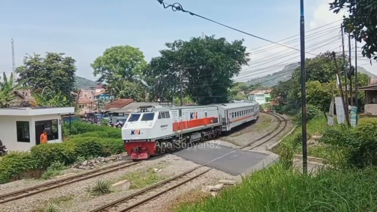 NONTON KERAMAIAN AKTIVITAS KERETA API DI PALANG PINTU PERLINTASAN KERETA PLERED PURWAKARTA ‼️