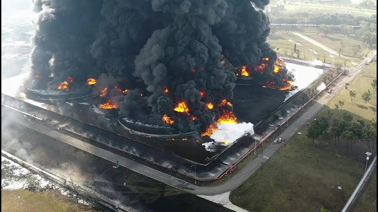 Massive blaze breaks out at Indonesian oil refinery | AFP