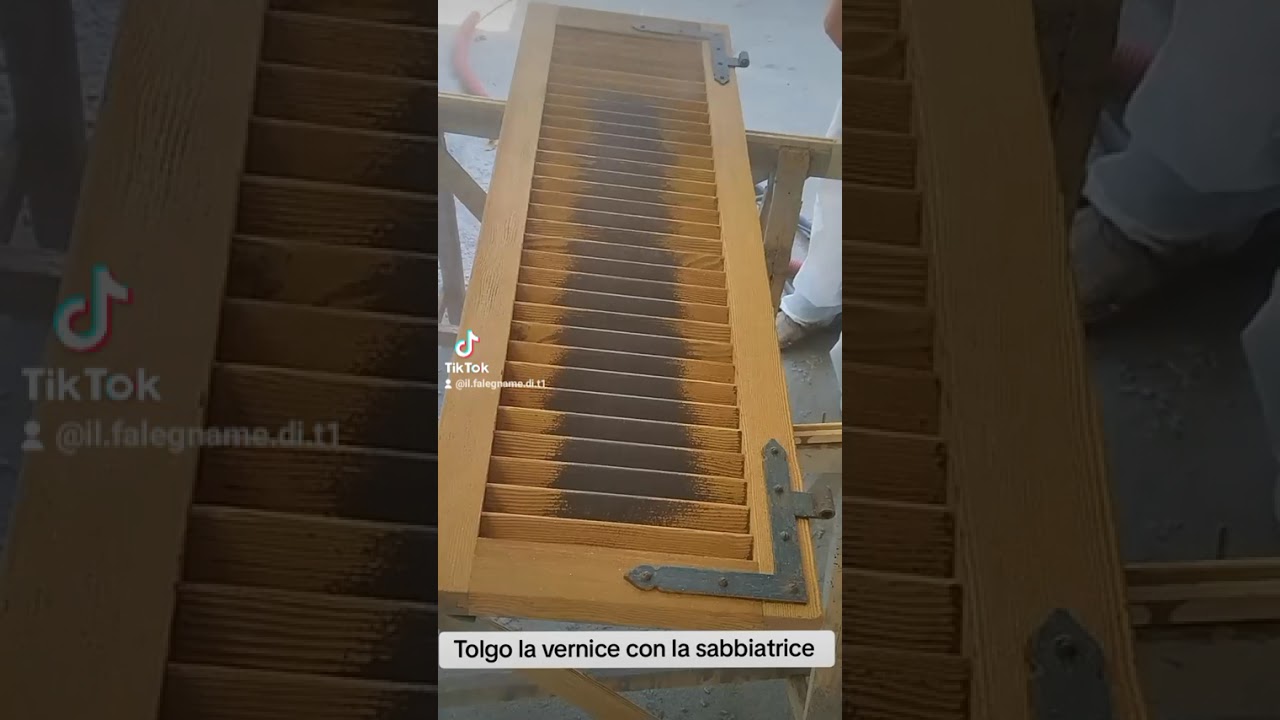 Tolgo la vecchia vernice con la sabbiatura da una persiana @FALEGNAME8.0