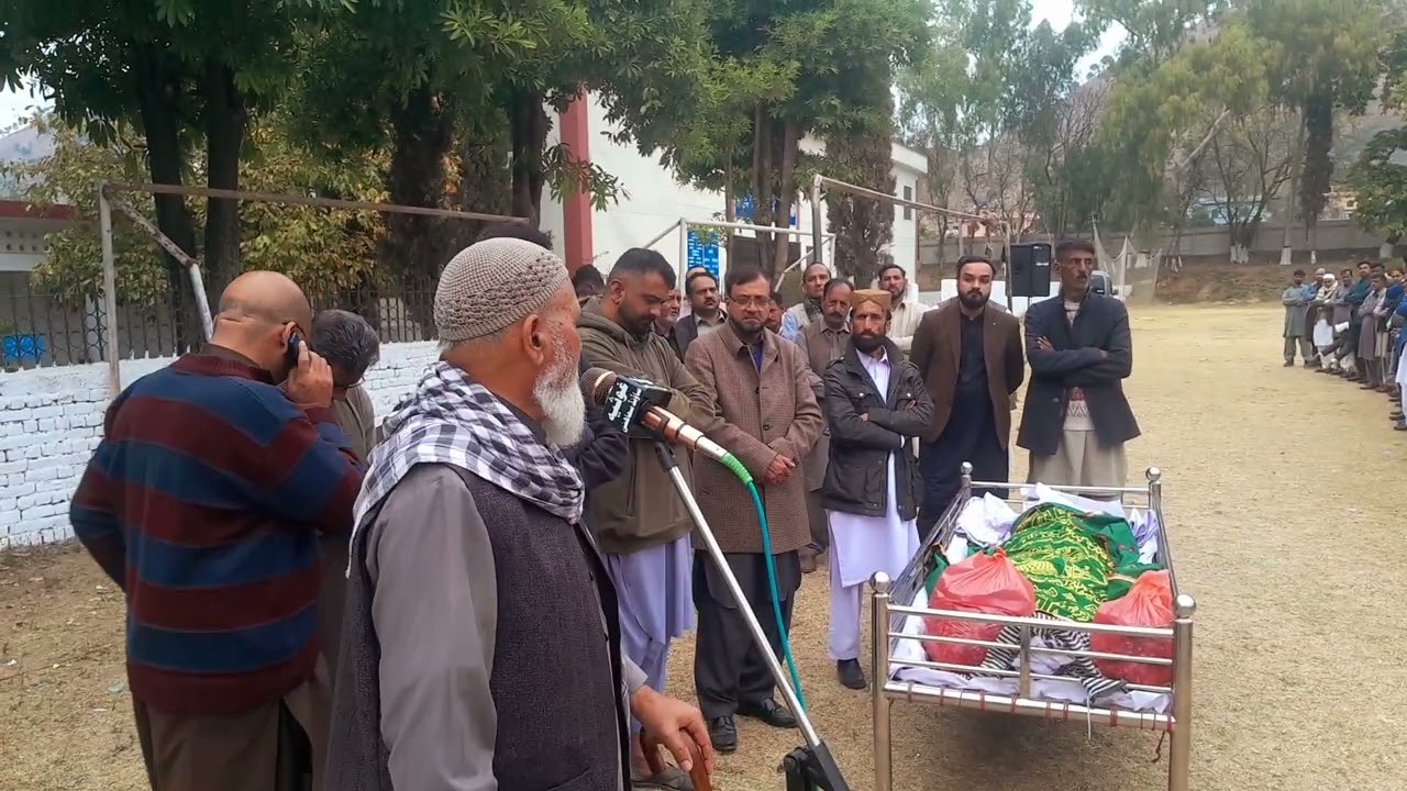 علامہ پیر سید قمر حسین سماہنی میں مرحوم پیر سید تصور حسین نقوی کی نماز جنازہ کے اجتماع سے خطاب کرتے