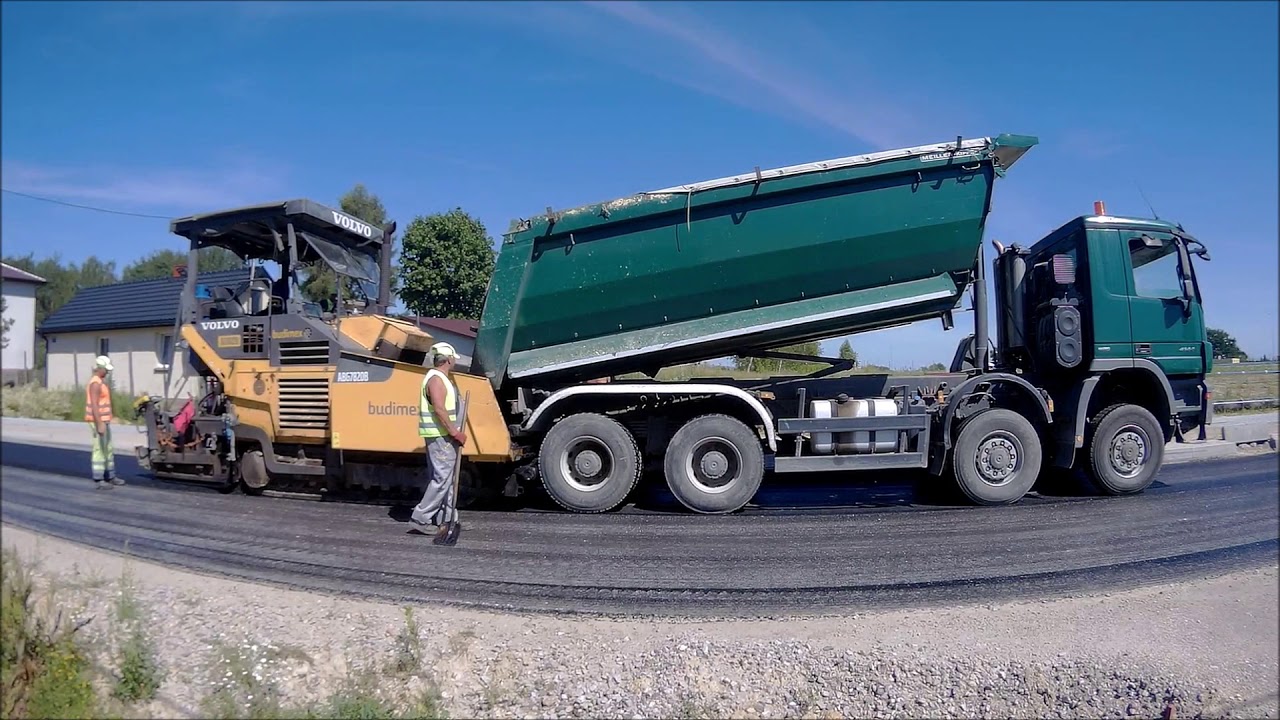 Film 121 (Z1) - Układanie warstwy wiążącej z mieszanki mieneralno-asfaltowej AC16W na drodze DR04.