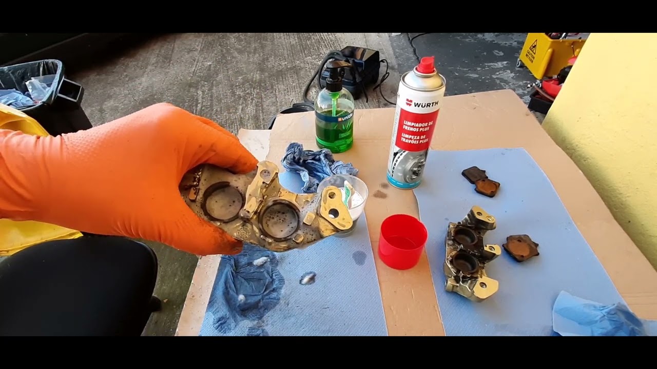 Reparar las pinzas de freno de tu motocicleta.HOW TO REBUILD YOUR MOTORCYCLE'S BRAKE CALIPERS.