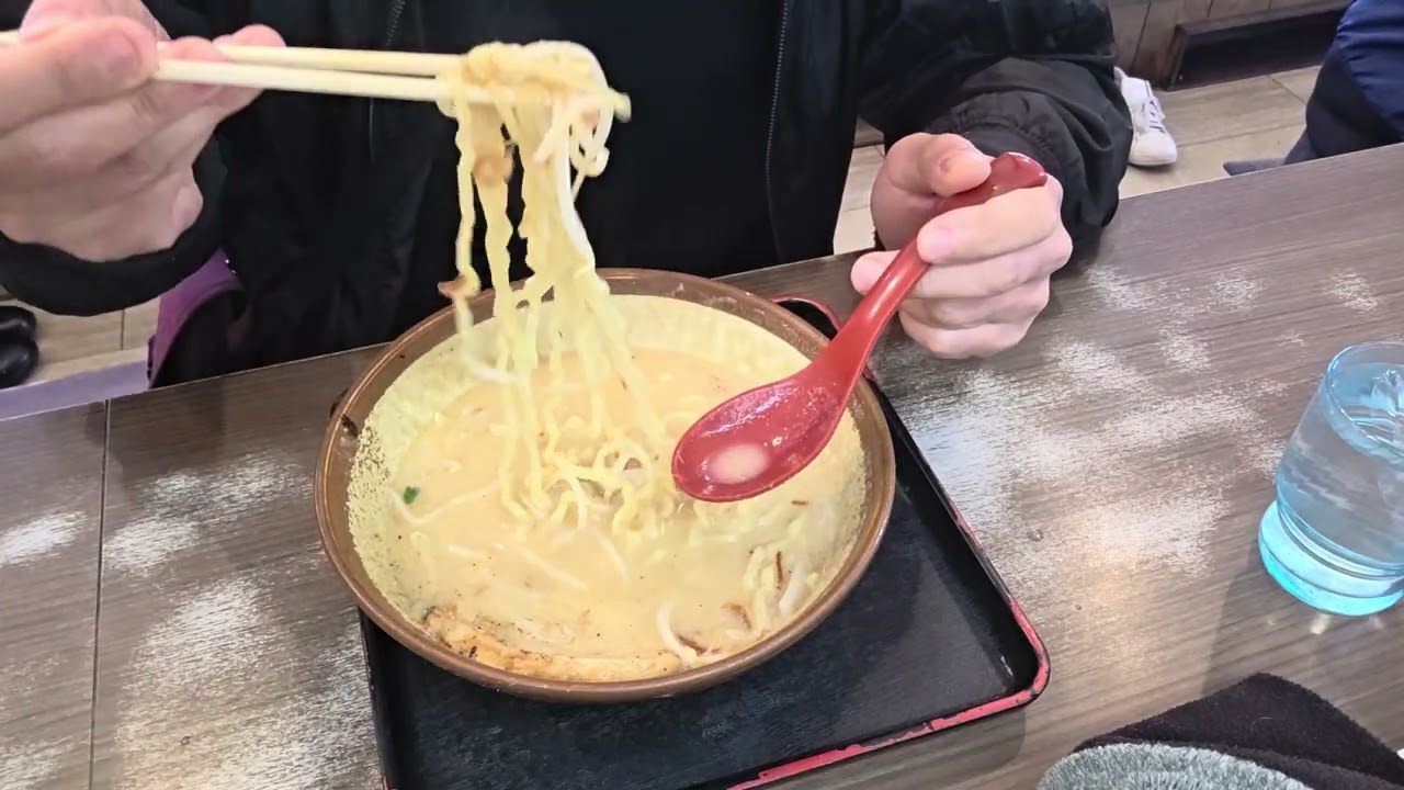 味噌蔵麺四郎知多店で、江戸前味噌ラーメンを、炙りチャーシュー一枚サービスして貰い、堪能している所を、撮影してみました。