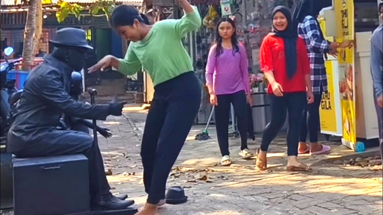 Kompilasi prank patung terlucu dan terbagus part-10