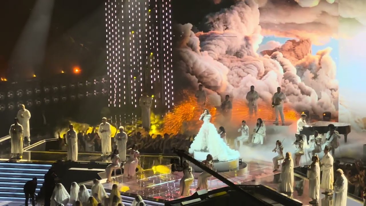 Gloria Trevi lanza “Abrazo” en Premio Lo nuestro 2026 