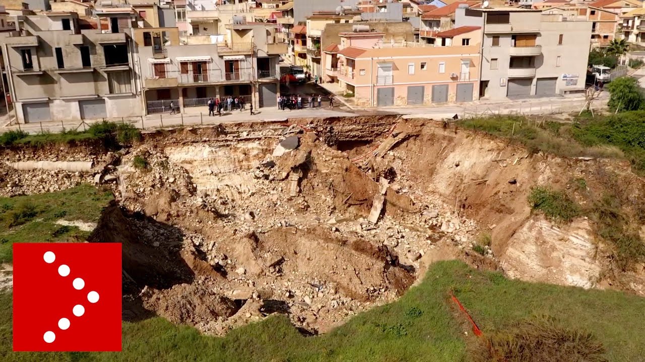 Maltempo, grande voragine vicino le case a Ispica (Ragusa): le immagini dal drone
