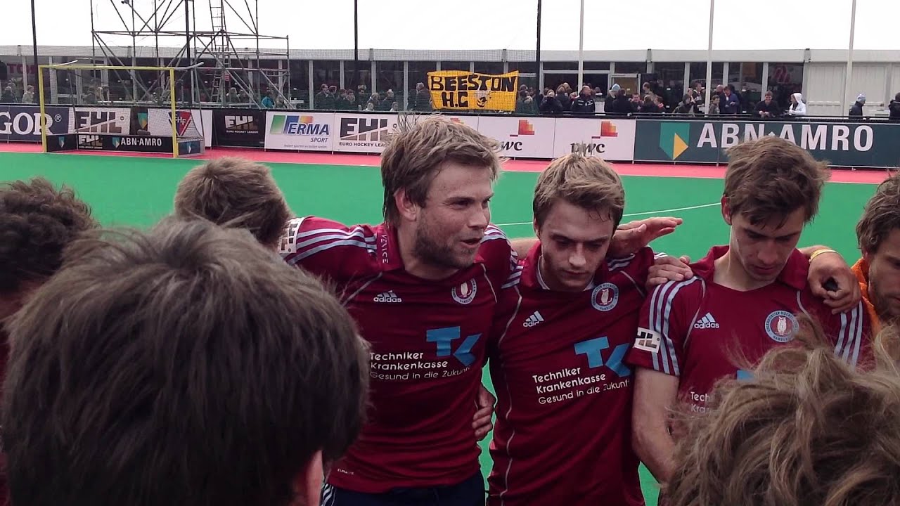 Moritz F&uuml;rste talks to his team