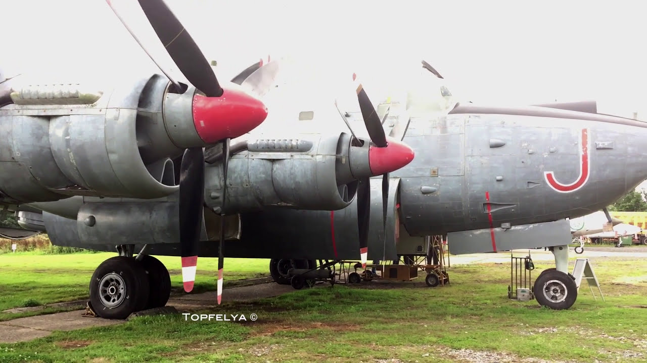 Запуск двигателей старого противолодочного самолёта