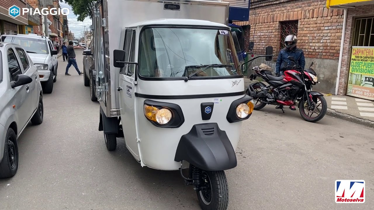 Motocarro Piaggio Ape Furgon en calles. Motoselva