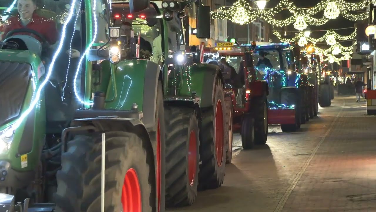 Door Misterade naar de Markt verlichte Tractor Optocht  4 januari 2025 Winterswijk Gld NL