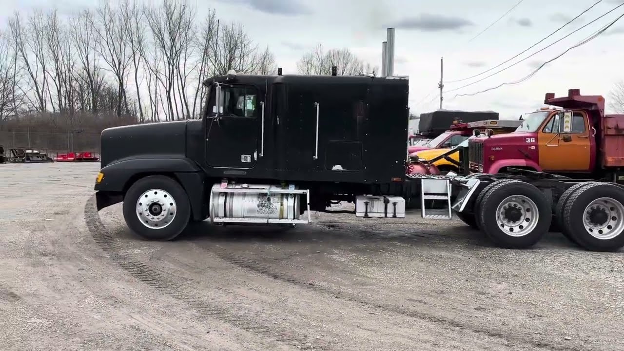 Грузовой тягач Freightliner FLD120 1993 года выпуска со спальным местом.
