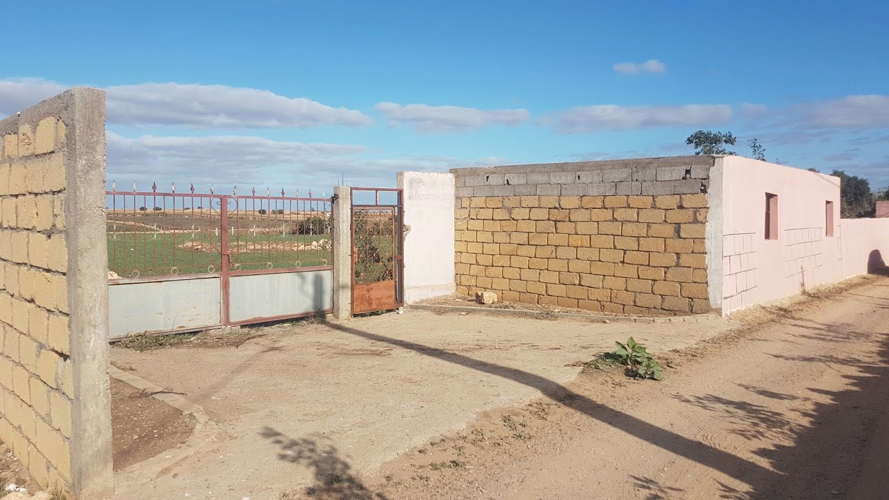 أرض للبيع محفظة فيها بناية🏡والبير جاهز عندها موقع رائع بأولاد حمدان