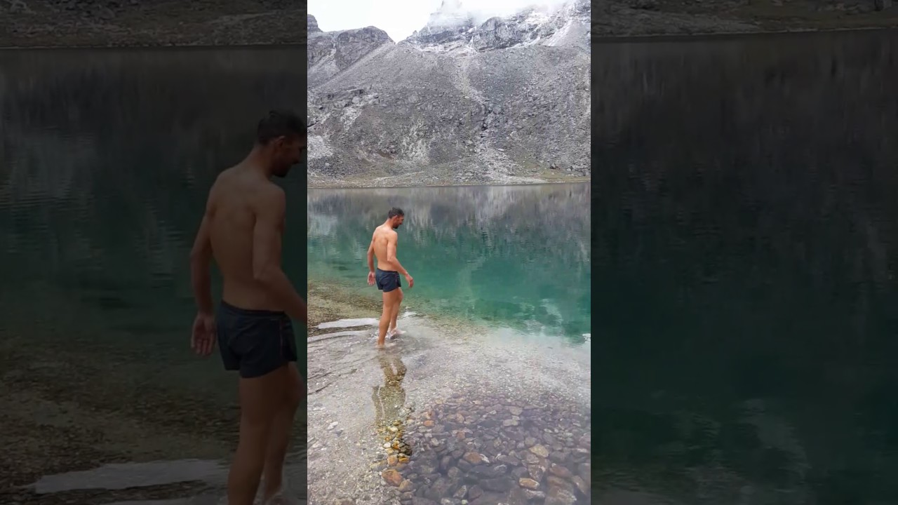 Ofiteru Bogdan baie intr-un Lac Glaciar: Renjo Pass altitudine 5200m Muntii Himalaya