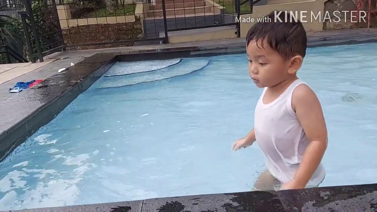 Berenang tidak pake celana