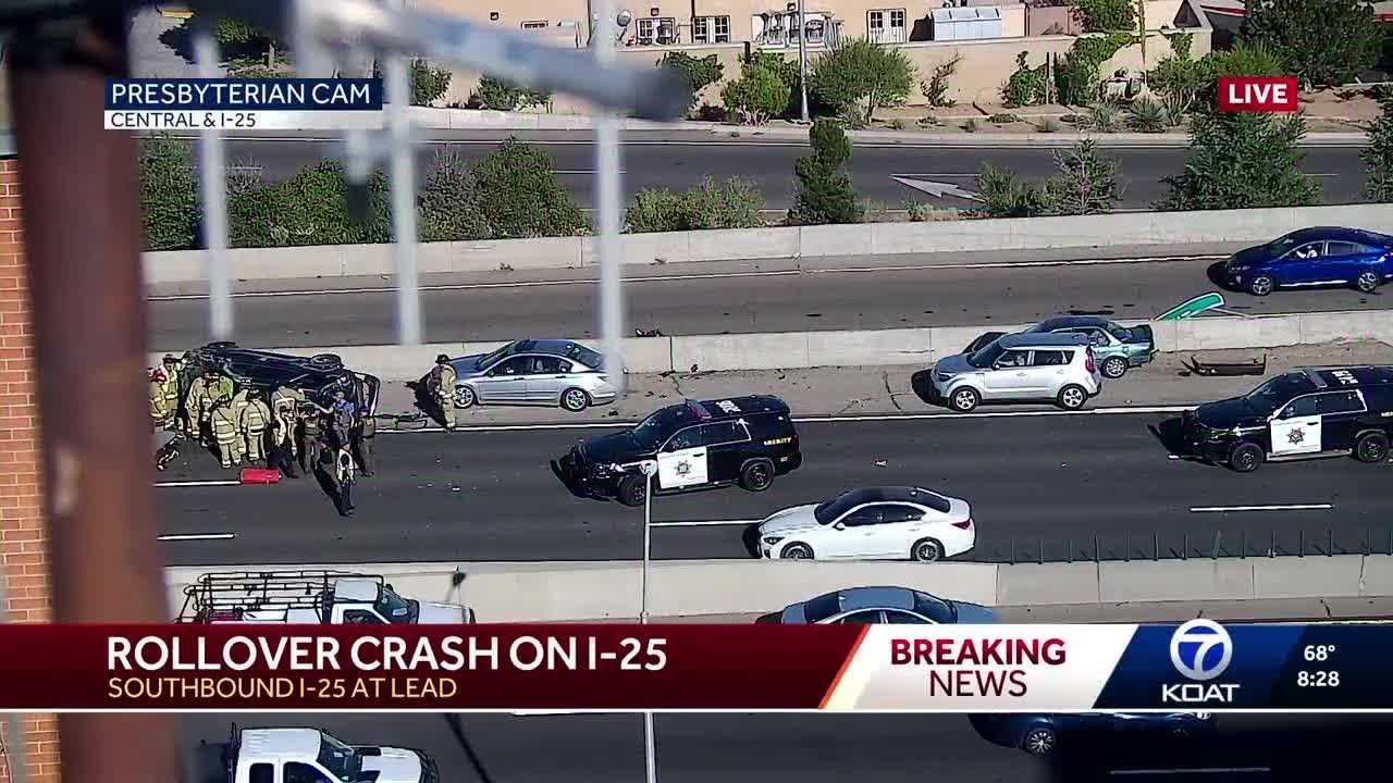 Rollover crash closes Interstate 25 in Albuquerque