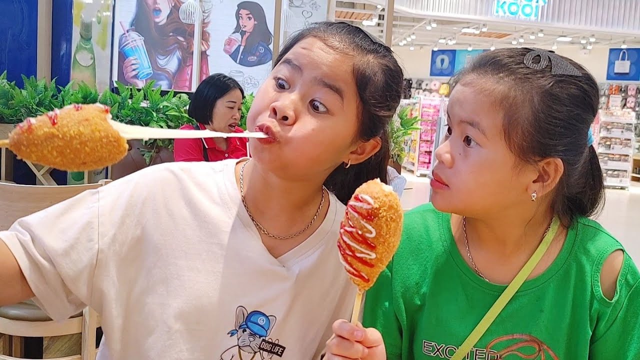 Lộc TiVi ăn trưa Hotdog Phô mai Xúc xích Khổng lồ ở siêu thị