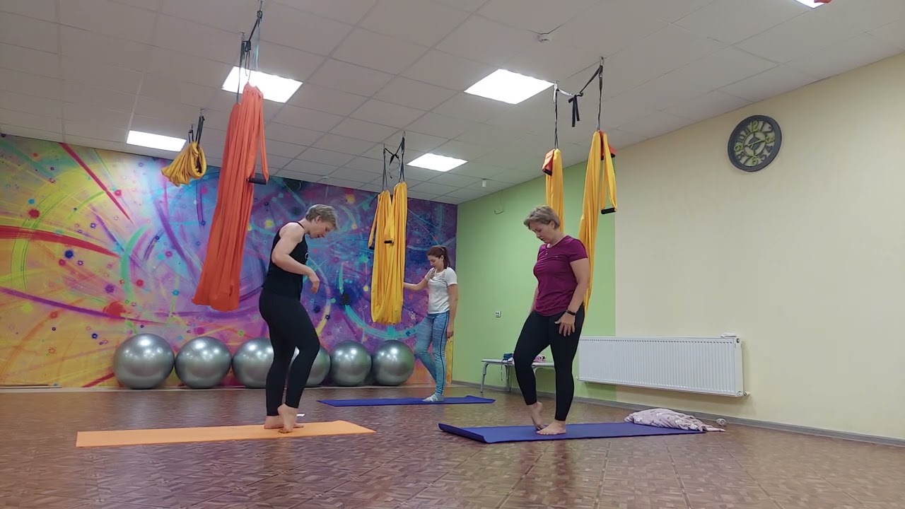 Аэройога. Поперечный шпагат.