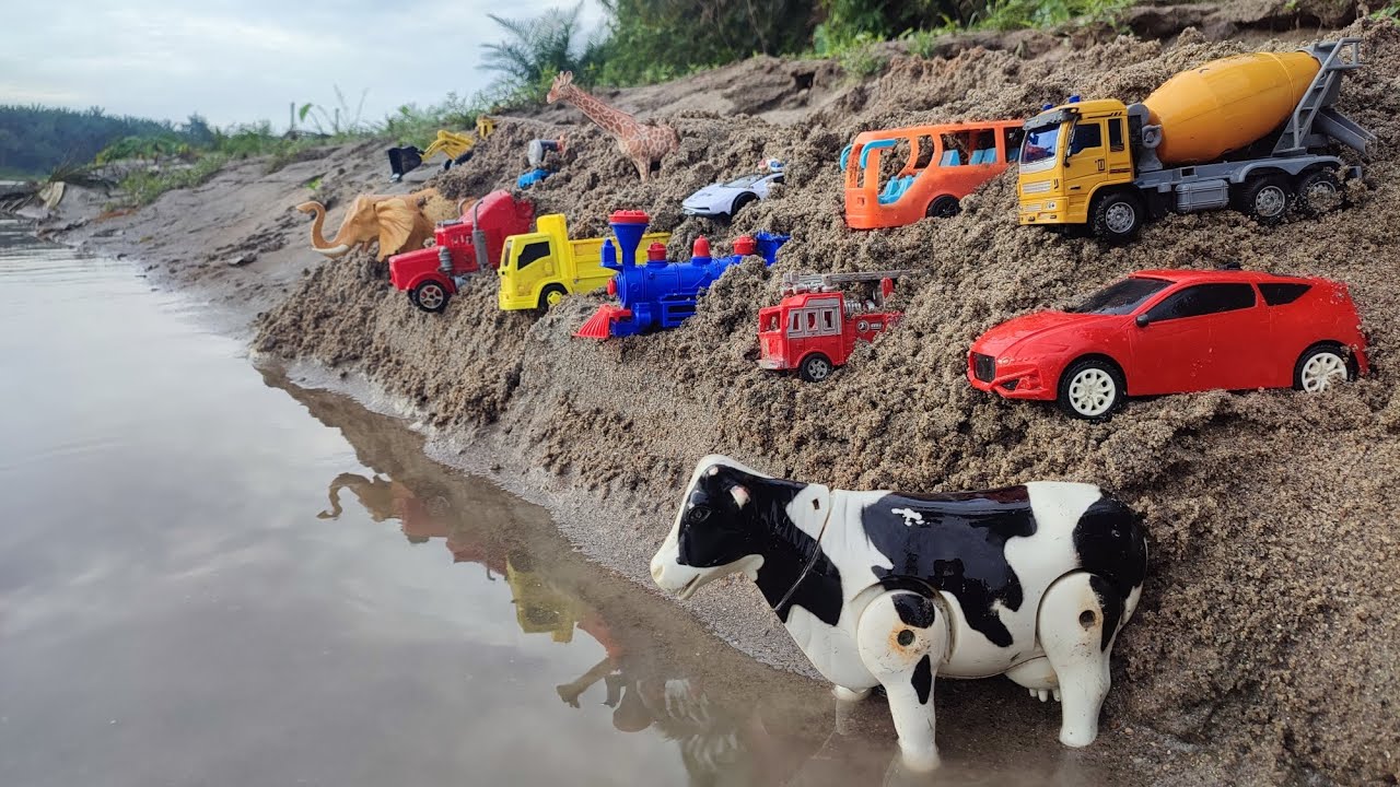 Menemukan mainan mobil balap, truk molen, kereta api, bus telolet, excavator, tank baja, Eps 222